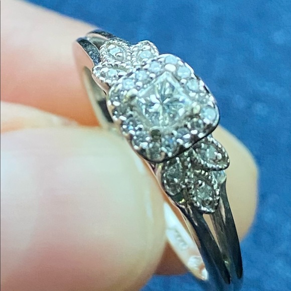 14k gold Diamond Ring - Picture 5 of 8